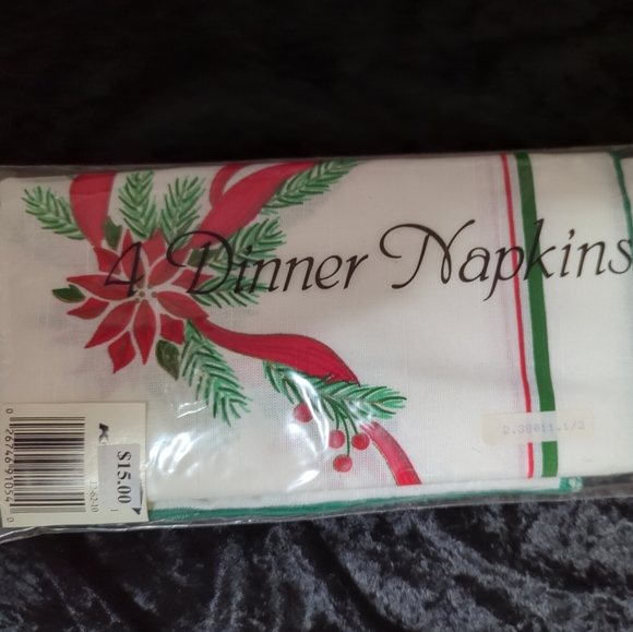 Christmas Napkins QTY 4 Pattern Green/Red Green Trim 16" X 16"  New With Tags - Picture 6 of 6